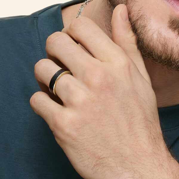 Blaze Black 6mm Wedding Ring in Forged Carbon and 18K Yellow Gold – Image 3